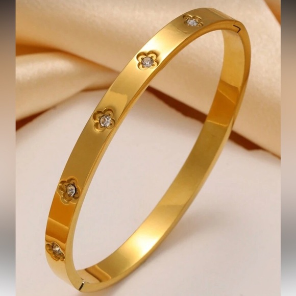 Alhambra Gold Floral Bracelet Set with Crystal Accents – Luxe Inspired - Picture 2 of 6